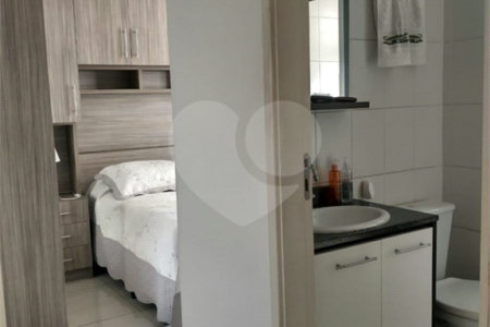 Apto no Cambuci de 55m2, com 2 dorms, 2 banheiros, 1 suíte, 1 vaga. Estuda permuta.