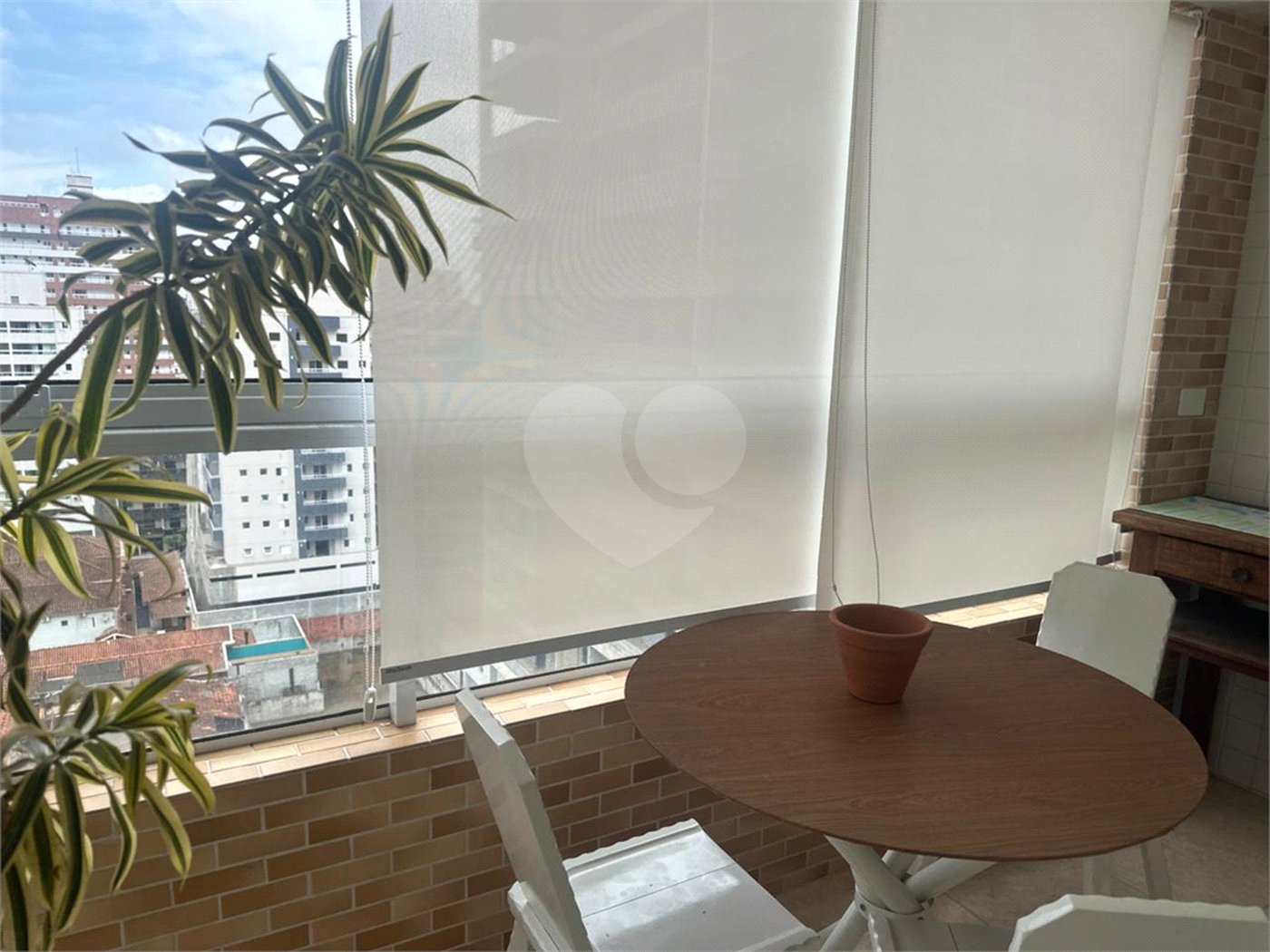 Apartamento à venda ou para alugar com 2 quartos, sendo 1 suíte,  em Guilhermina, Praia Grande, SP
