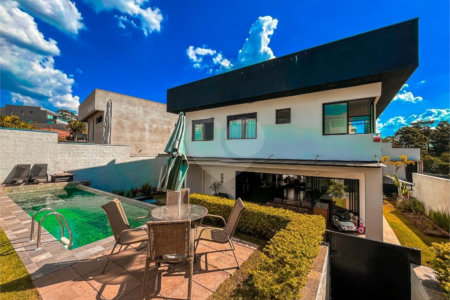 Casa à venda com 4 quartos, sendo 3 suítes,  no condomínio Vintage, Cotia - SP