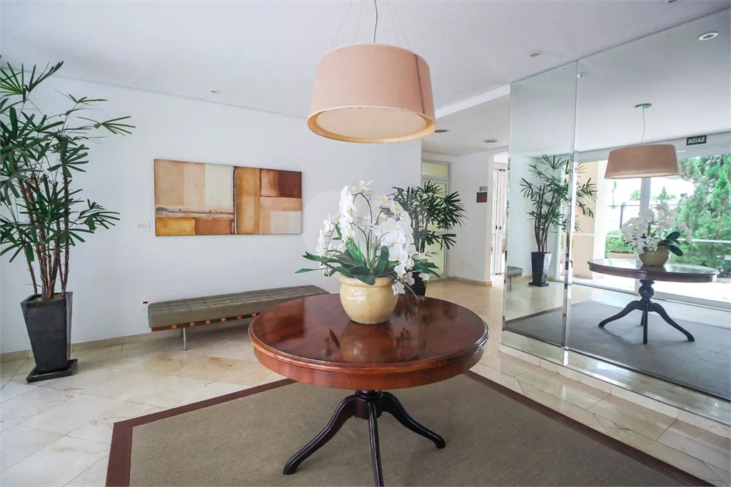 Apartamento à venda com 3 suítes em Real Parque, São Paulo, SP