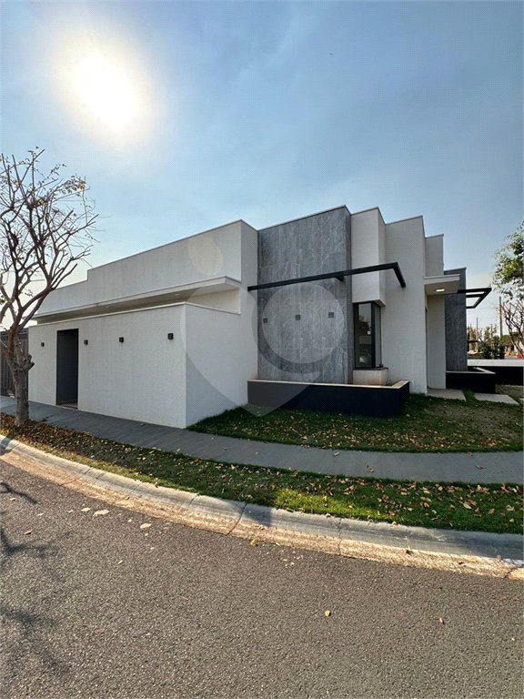 Casa à venda com 3 quartos, sendo 1 suíte, no condomínio Jd. Parque Alvorada, Araraquara - SP