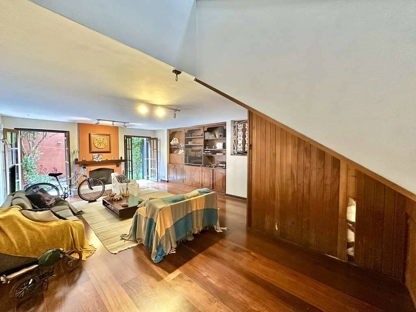 Sobrado à venda com 4 quartos, sendo 2 suítes, em Jardim Jussara, São Paulo, SP
