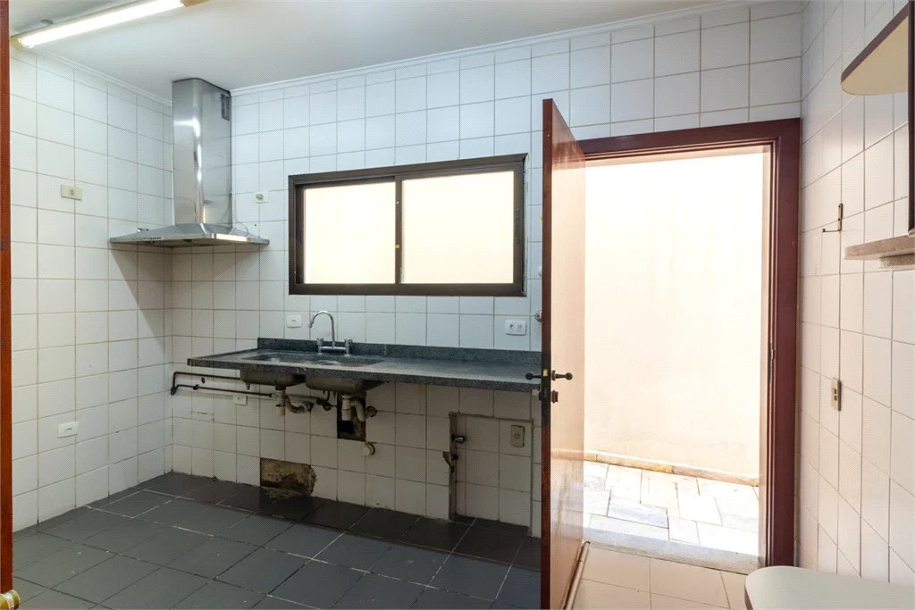 Casa à venda com 4 quartos, sendo 3 suítes,  no condomínio Vila das Flores, São Paulo - SP