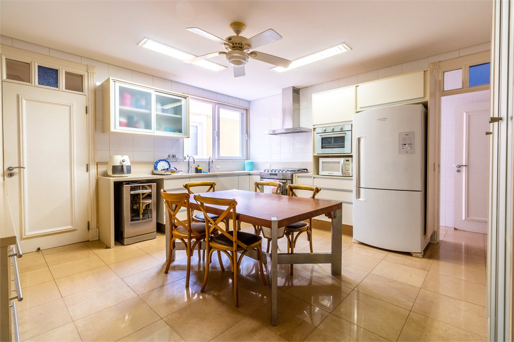 Casa à venda com 5 quartos, sendo 4 suítes, no condomínio Residencial Tivoli Park, Sorocaba - SP