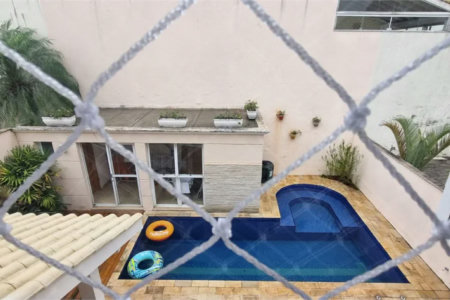 Casa à venda com 4 quartos, sendo 2 suítes,  no condomínio Casas de Windsor, São Paulo - SP