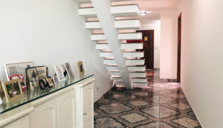 Sobrado à venda com 3 quartos, sendo 1 suíte,  em Vila Romero, São Paulo, SP