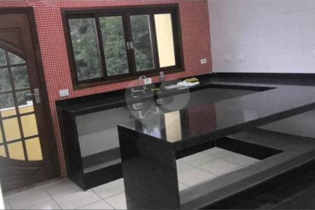 Casa à venda com 4 quartos, sendo 3 suítes,  em Cerâmica, São Caetano do Sul, SP