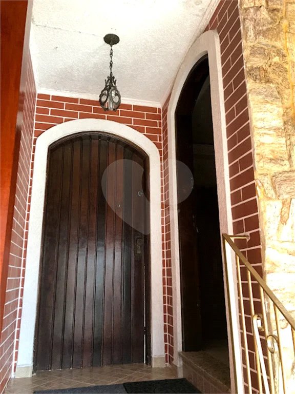 Sobrado com 234m², 3 dormitórios, sendo 1 suíte, 2 vagas, à venda na Vila Ema.