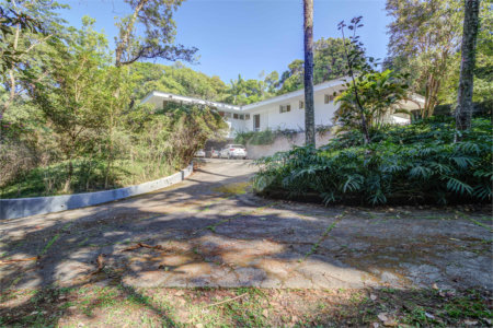 Casa para alugar com 5 quartos, sendo 3 suítes, no condomínio Chácara Flora, São Paulo - SP