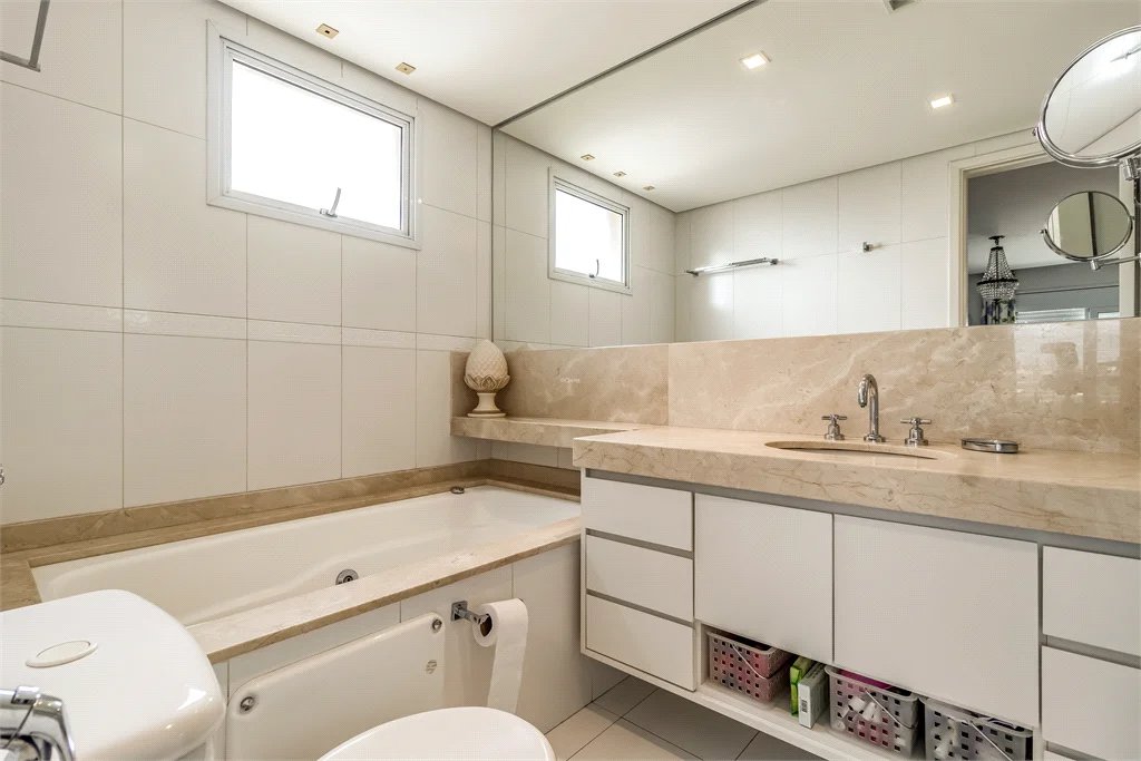 Apartamento à venda com 4 quartos, sendo 3 suítes,  em Real Parque, São Paulo, SP
