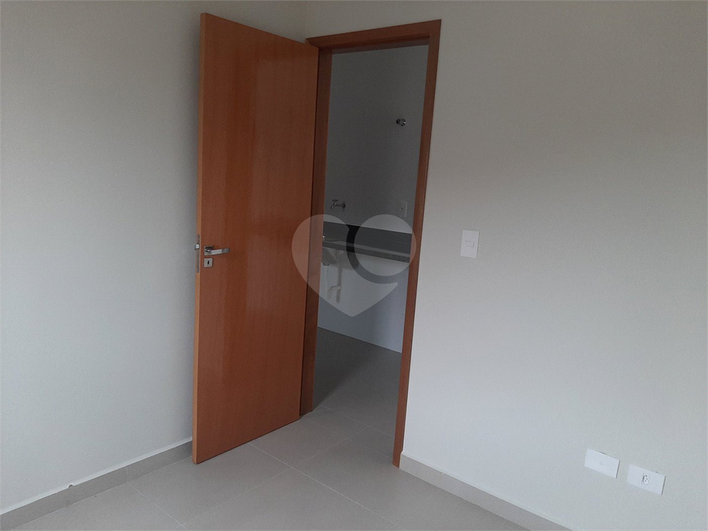Apartamento VENDER com 44m2, com 2 quartos, banheiro, sala integrada à cozinha e 1 vaga de garagem