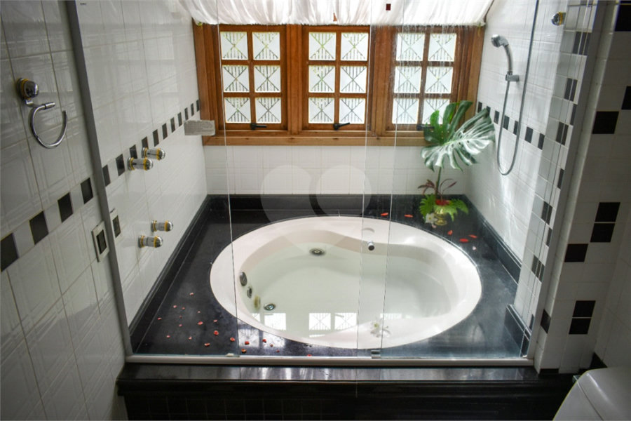 Casa à venda com 4 quartos, sendo 2 suítes, no condomínio Champs Elysees Village, Mairiporã - SP