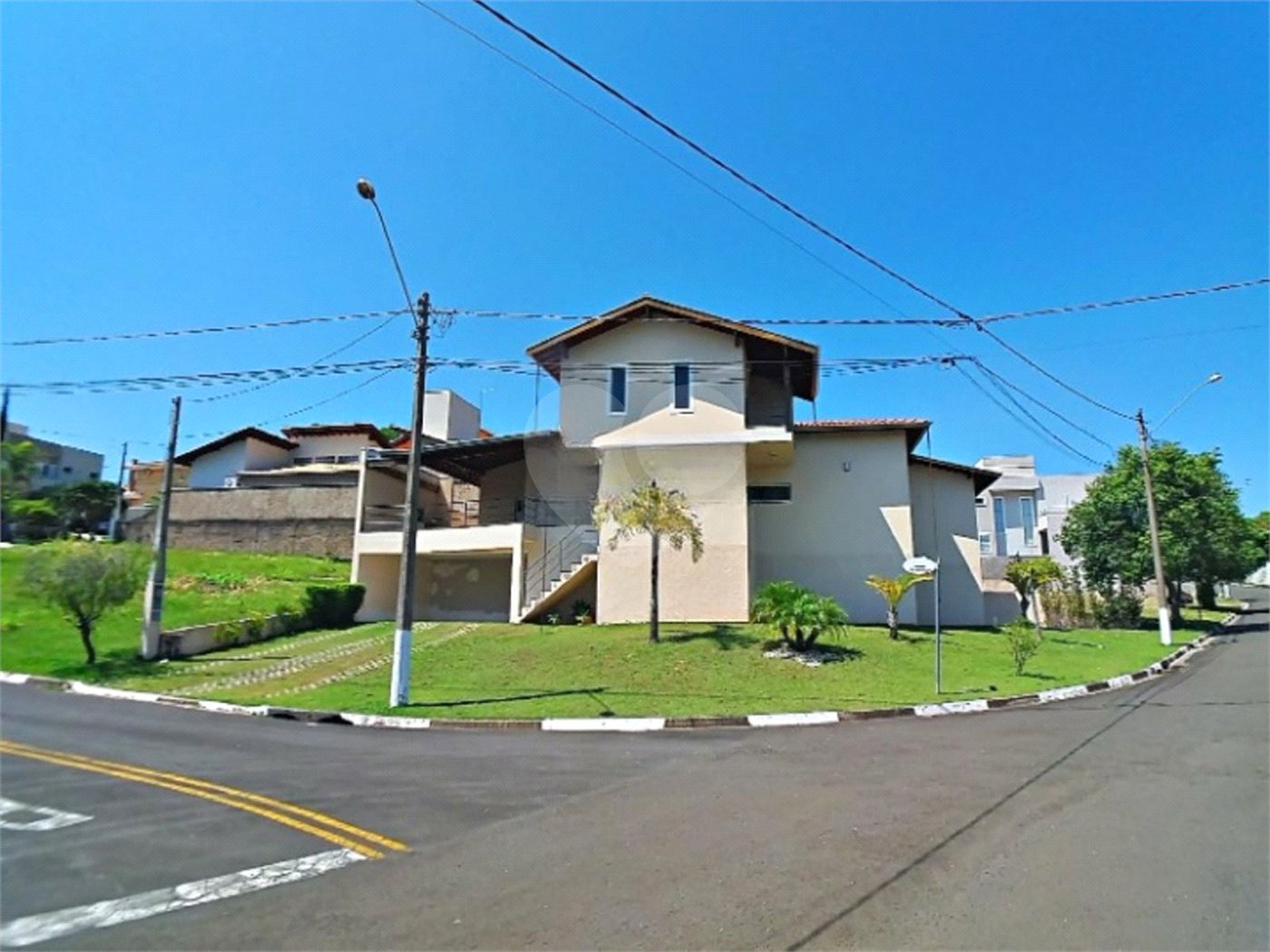 Casa à venda com 3 suítes no condomínio Terras de São Francisco, Vinhedo - SP