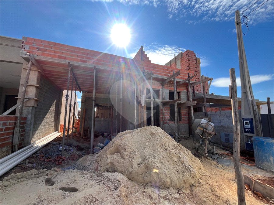 Casa à venda com 2 quartos, sendo 1 suíte,  no condomínio Tivolli, Itapetininga - SP