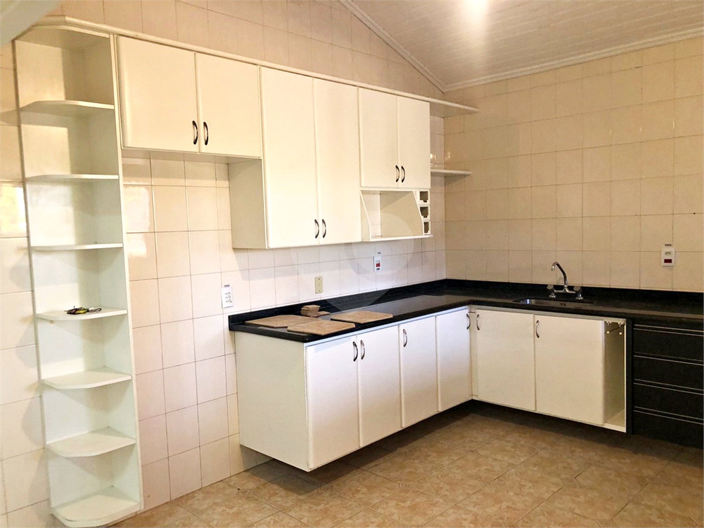 Casa à venda com 4 quartos, sendo 2 suítes, no condomínio Estância Marambaia, Vinhedo - SP