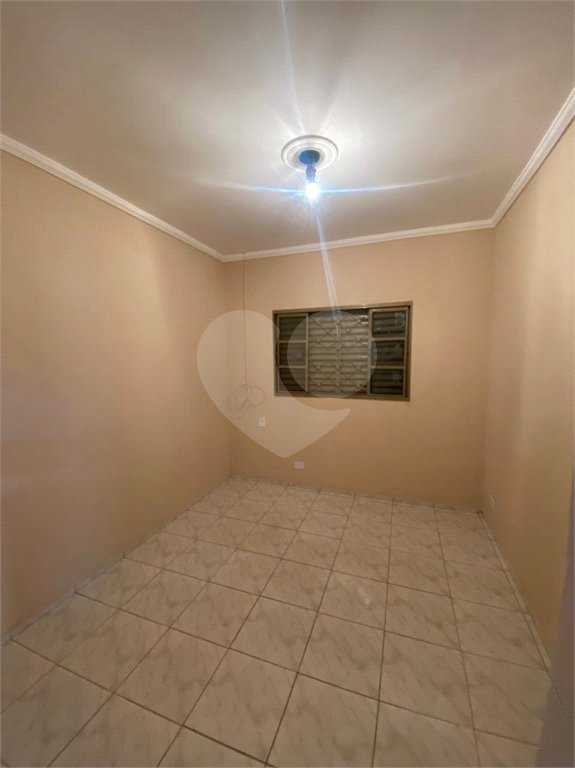 Casa Térrea com 3 dormitórios, sendo 2 suítes.
