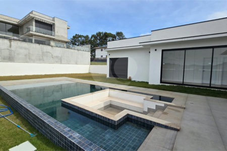 Casa à venda ou para alugar com 5 quartos, sendo 4 suítes,  no condomínio Equilibrium, Atibaia - SP