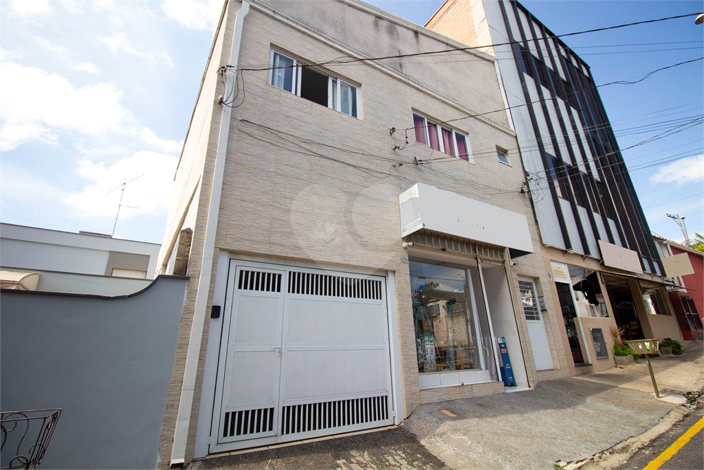 Sobrado à venda com 4 quartos, sendo 3 suítes,  no Centro, São Roque, SP