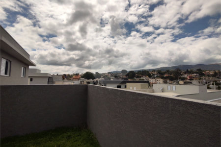 Casa térrea em Atibaia com 3 suítes, sala 2 ambientes, 2 vagas garagem, excelente localização, pronta para morar