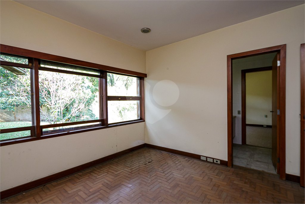 Casa à venda com 5 quartos, sendo 3 suítes, no condomínio Chácara Flora, São Paulo - SP