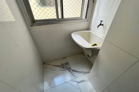 Apartamento 2 dormitórios com vaga de garagem lado praia na Enseada Guarujá