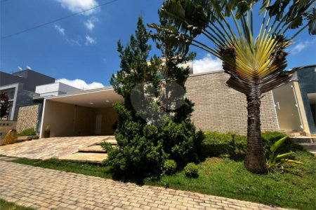 Casa à venda com 3 suítes no condomínio Portal dos Pinheiros, Itapetininga - SP