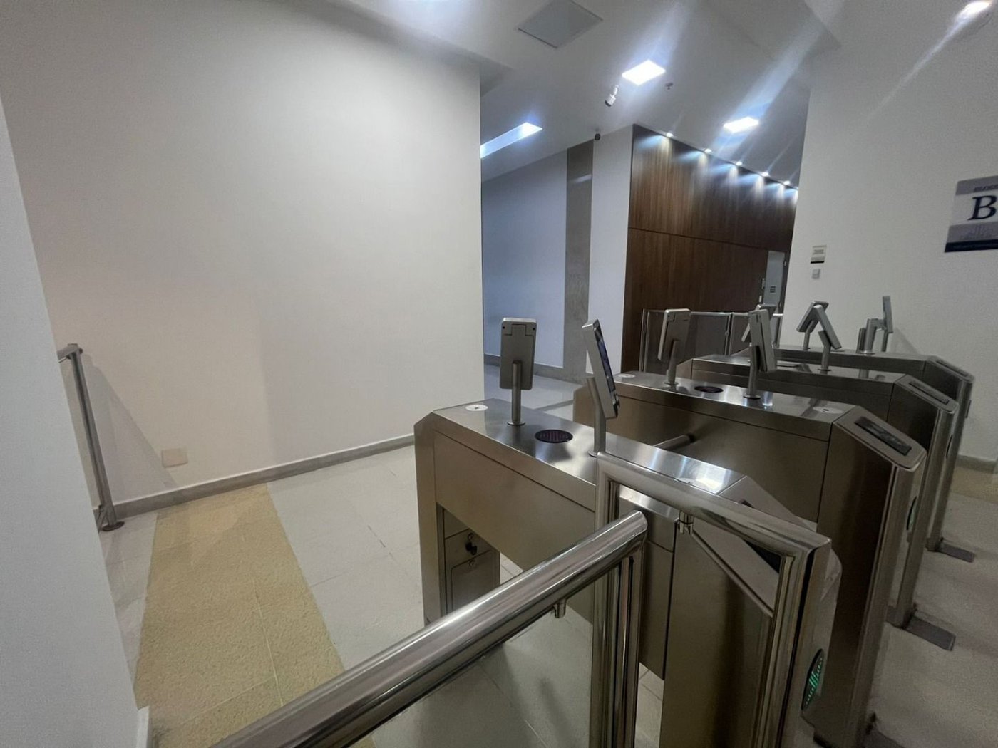 Sala Comercial para Locação Anual no Helbor Offices Santos | Moderna, Mobiliada e Pronta para Uso