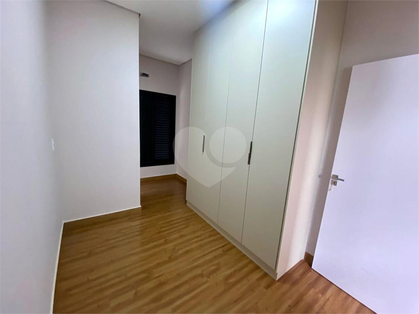 Sobrado á venda com 03 suítes, no Residencial Villeneuve em São Carlos-SP.