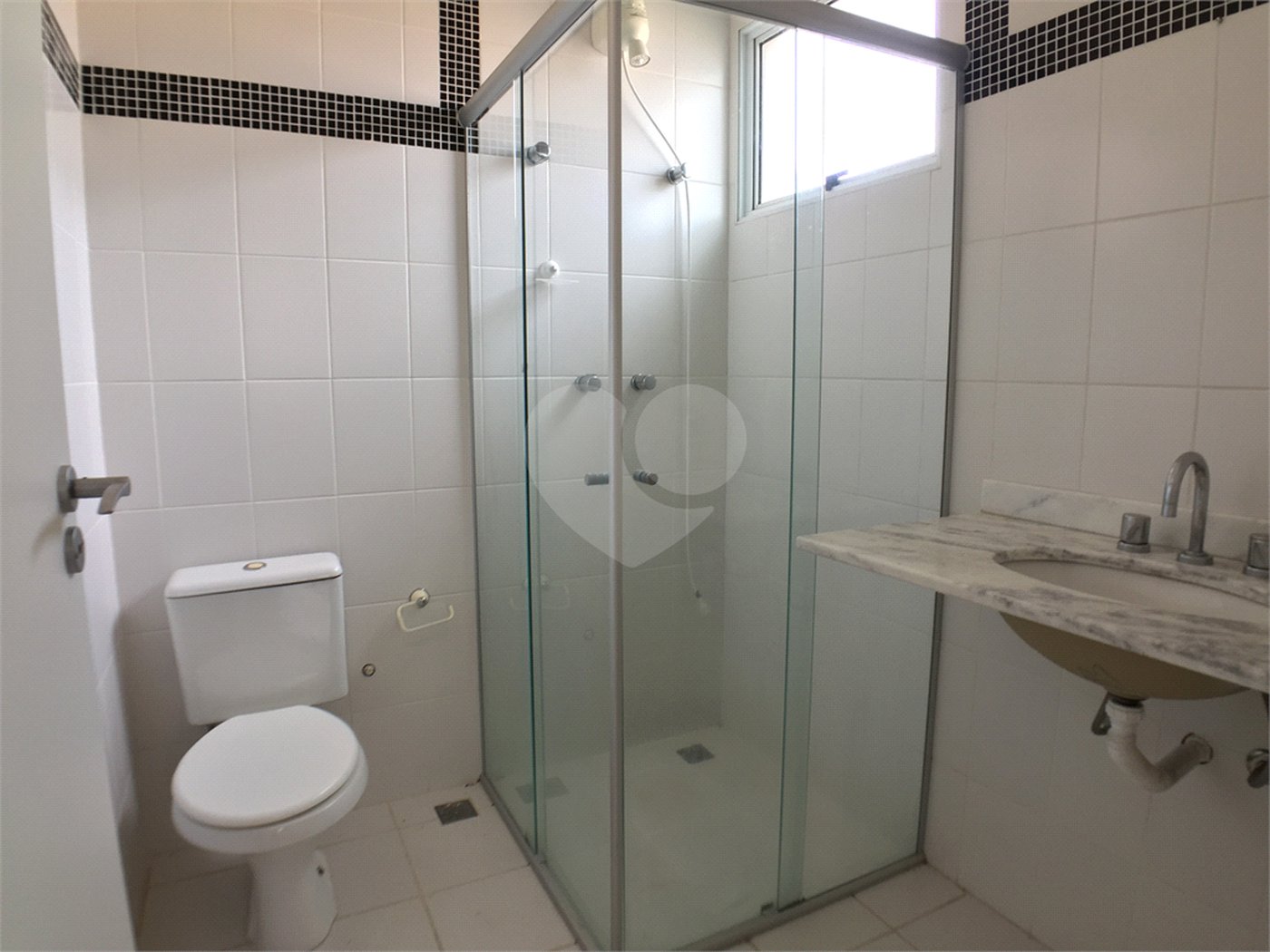 Casa à venda ou para alugar com 3 suítes no condomínio Recanto dos Paturis, Vinhedo - SP