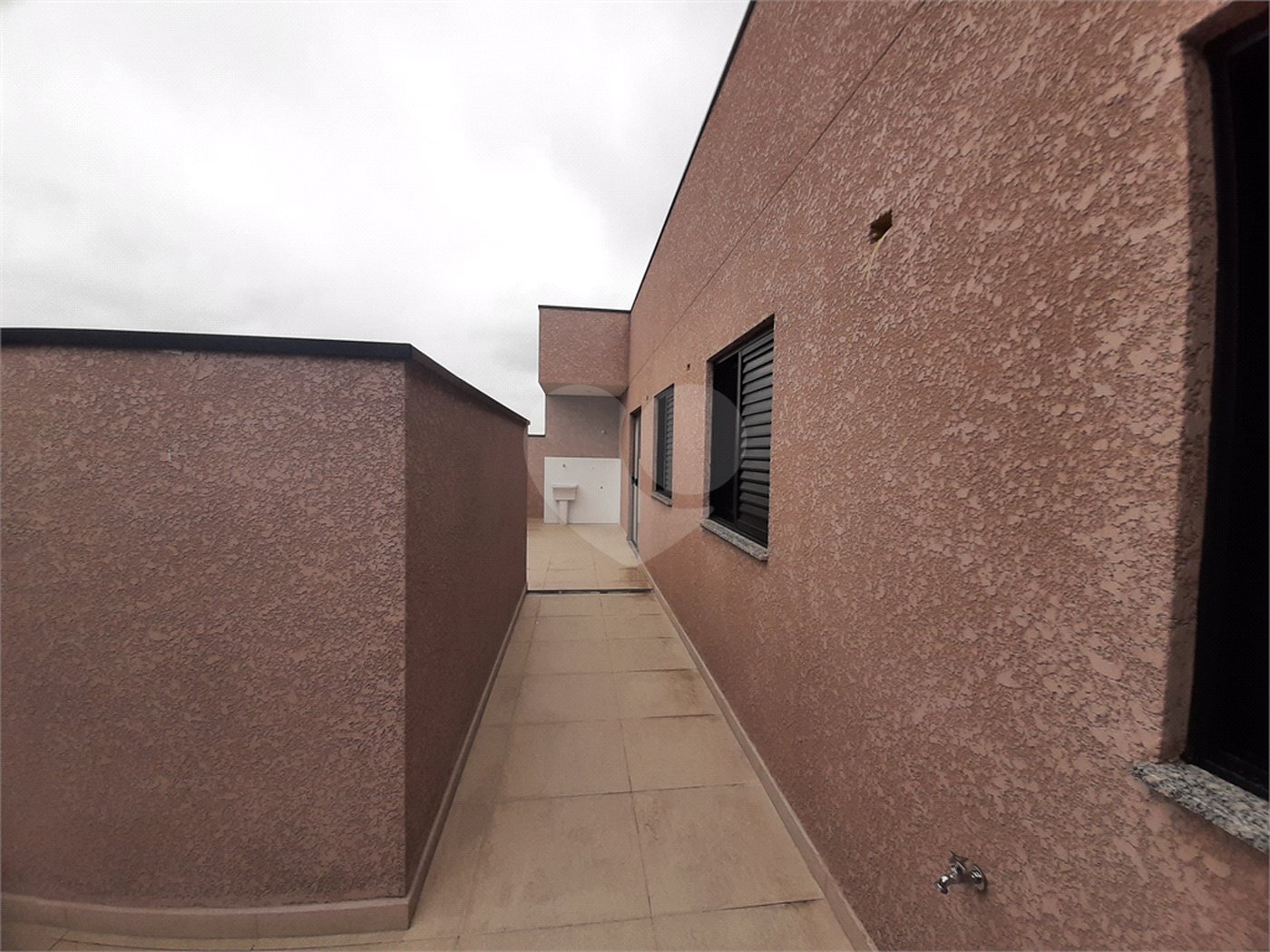 Apartamento COBERTURA com 66m2, 3 quartos, banheiro, sala, cozinha, quintal e 1 vaga