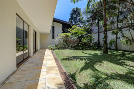 Casa Térrea à venda com 5 quartos, sendo 4 suítes, em Interlagos, São Paulo, SP