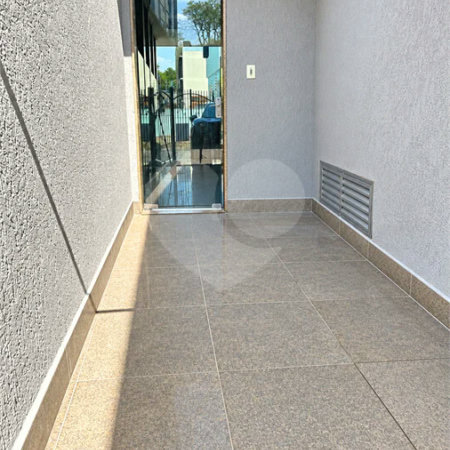 Sobrado de 250 m² em São Bernardo do Campo, com 3 dormitórios, suíte, escritório, quintal, edícula e 2 vagas, em excelente localização.