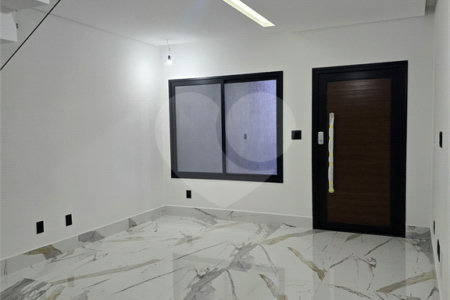Sobrado à venda com 4 quartos, sendo 2 suítes,  em Vila Monumento, São Paulo, SP