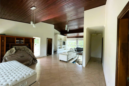 Casa à venda com 4 quartos, sendo 3 suítes, no condomínio Village da Serra, Araçoiaba da Serra - SP