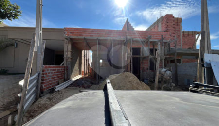 Casa à venda com 2 quartos, sendo 1 suíte, no condomínio Tivolli, Itapetininga - SP