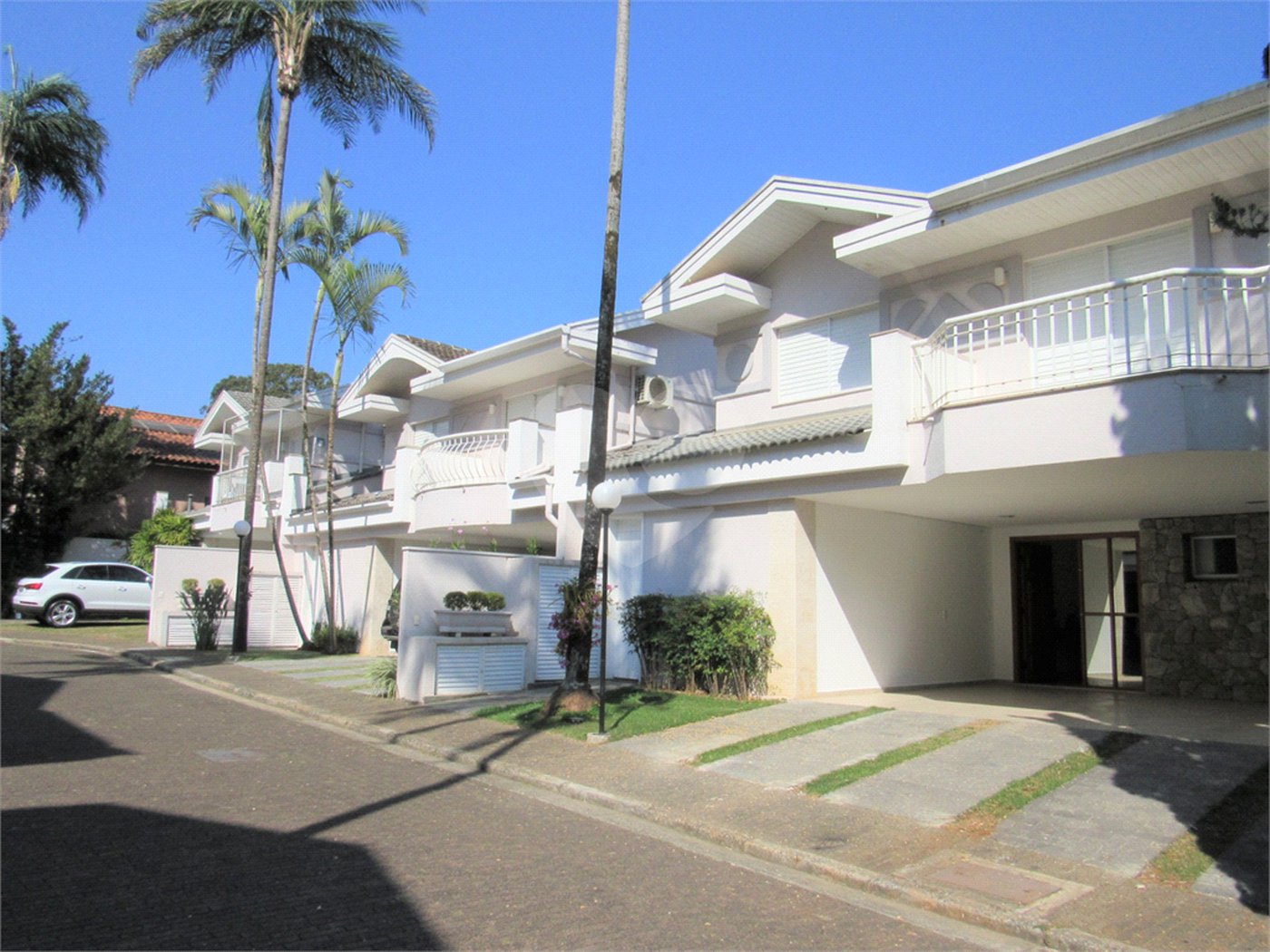 Casa à venda com 4 suítes no condomínio Ville de Marseille, São Paulo - SP