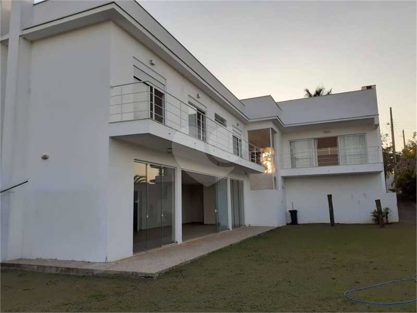 Casa à venda com 5 quartos, sendo 4 suítes, no condomínio Village Saint Charbel, Araçoiaba da Serra - SP