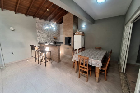 Casa à venda com 3 quartos, sendo 1 suíte, em Vila de Vecchi, Jundiaí, SP