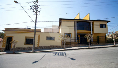 Sobrado à venda com 5 quartos, sendo 3 suítes, no Centro, São Roque, SP