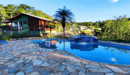 Casa à venda com 2 quartos, sendo 1 suíte,  no condomínio Chácara Pedra Grande, Atibaia - SP