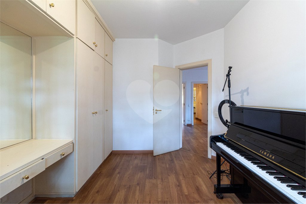 Casa à venda com 4 quartos, sendo 2 suítes,  no condomínio Vila das Flores, São Paulo - SP