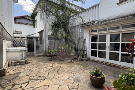 Sobrado à venda com 6 quartos, sendo 1 suíte, em Vila Nova Conceição, São Paulo, SP