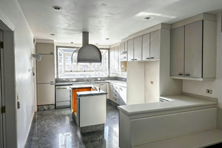 Casa à venda com 4 suítes em Vila Petrópolis, Atibaia, SP