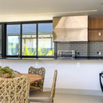 Indaiatuba - Quintas da Terracota - 1252 m² de terreno - casa térrea com 514 m² de área construída -3 vagas de garagem cobertas e 3 descobertas Lavabo - Sala de estar e jantar amplas e integradas - Escritório privativo - Cozinha toda equipada com geladeira, forno, micro-ondas, lava-louças,