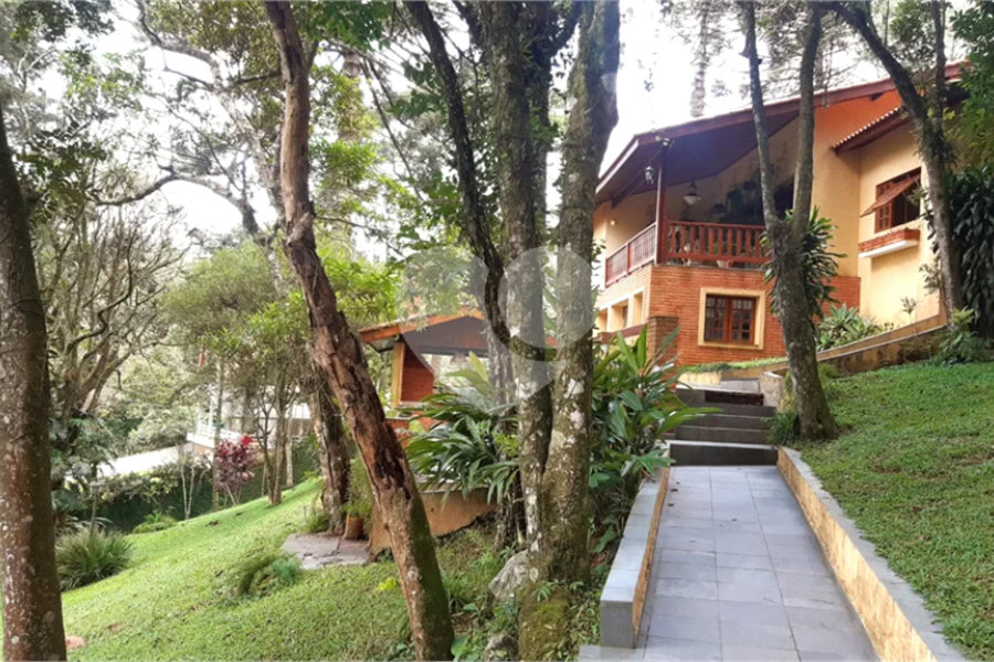Casa à venda com 3 quartos, sendo 1 suíte, no condomínio Jardim da Monntanha II, Mairiporã - SP