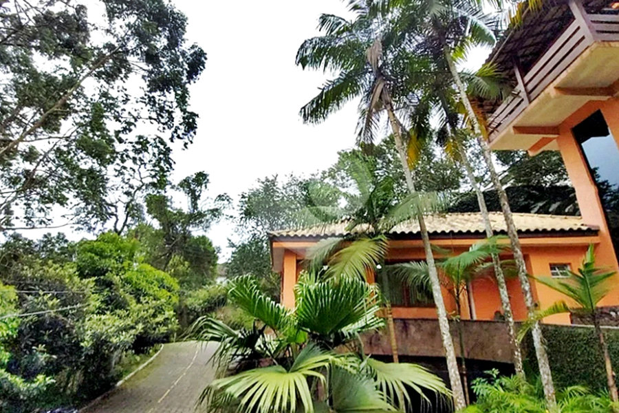 Casa à venda com 4 quartos, sendo 2 suítes, no condomínio Parque Imperial da Cantareira, Mairiporã - SP