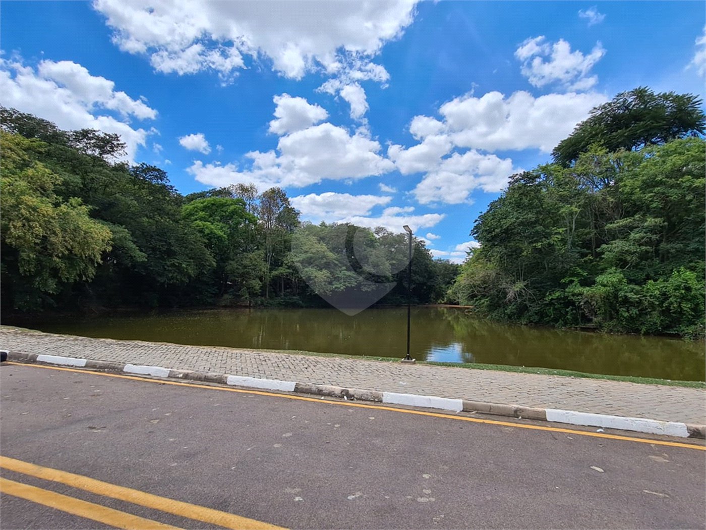 Casa à venda com 3 suítes no condomínio Terras de São Francisco, Vinhedo - SP