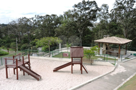 Casa à venda com 3 suítes no condomínio Reserva Santa Maria, Jandira - SP