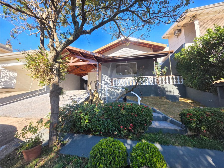 Casa à venda com 3 quartos, sendo 1 suíte, no condomínio Residencial Jardim das Palmeiras, Vinhedo - SP