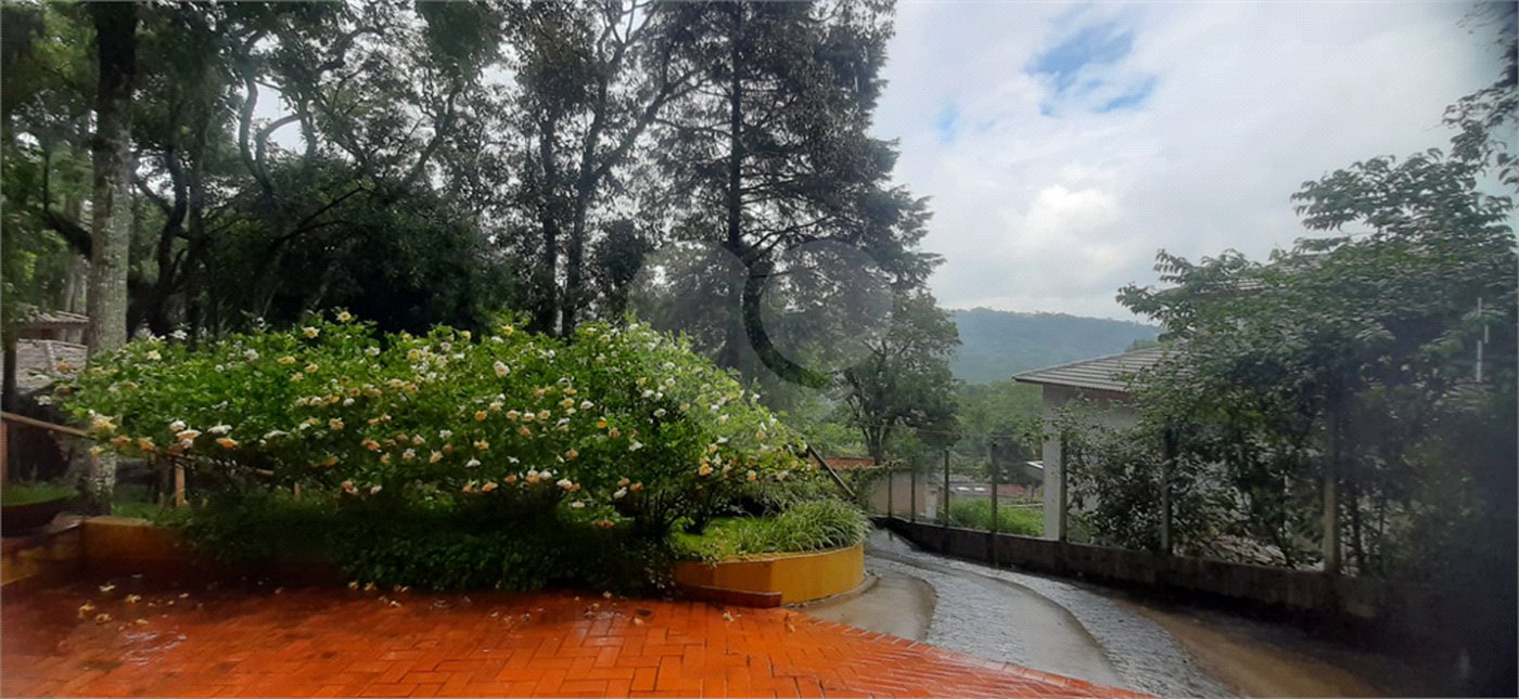 Casa à venda com 5 quartos, sendo 4 suítes, no condomínio Alpes da Cantareira, Mairiporã - SP